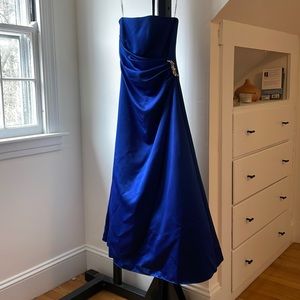 Beautiful classy strapless gown in mint condition